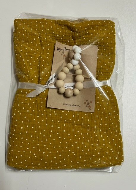 🌾 Kraamcadeau – Okergele Babydoek met Bijtring