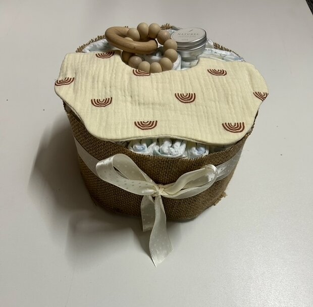 Luiertaart Regenboog &ndash; Handgemaakt Kraamcadeau met Bijtring en Verzorging