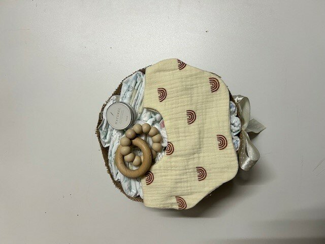 Luiertaart Regenboog &ndash; Handgemaakt Kraamcadeau met Bijtring en Verzorging