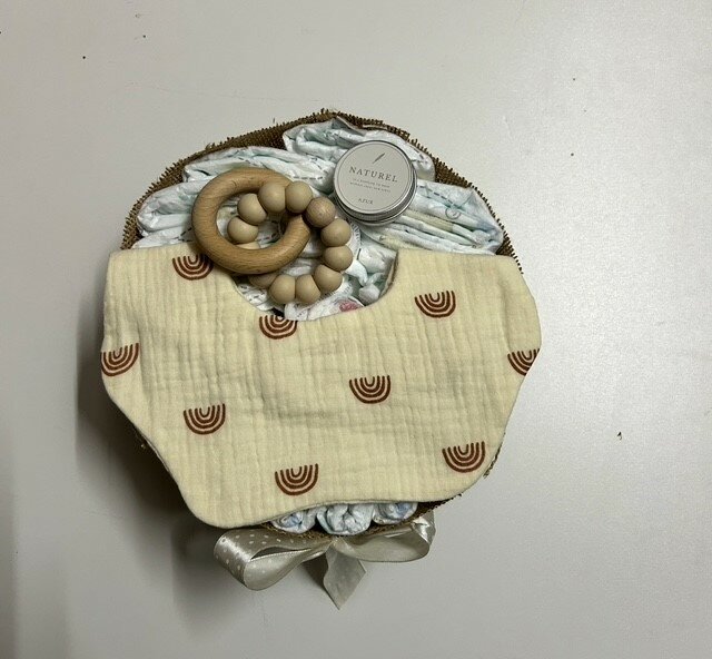 Luiertaart Regenboog &ndash; Handgemaakt Kraamcadeau met Bijtring en Verzorging